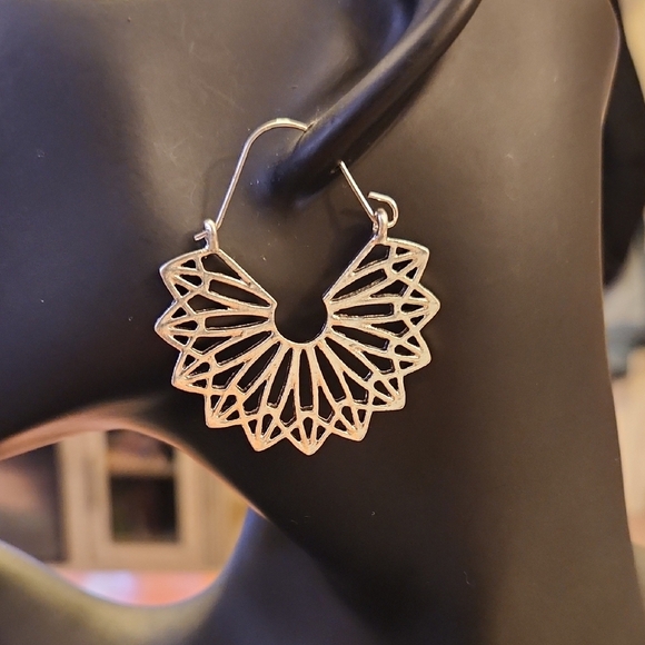 Silver Fan Design Dangle Earrings - Picture 1 of 3